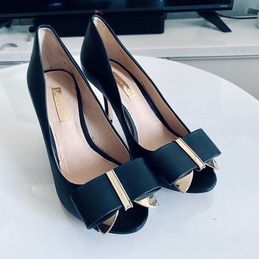 Louise et Cie Bow Leather peep toe mini classy high Heel Pump 5.5M